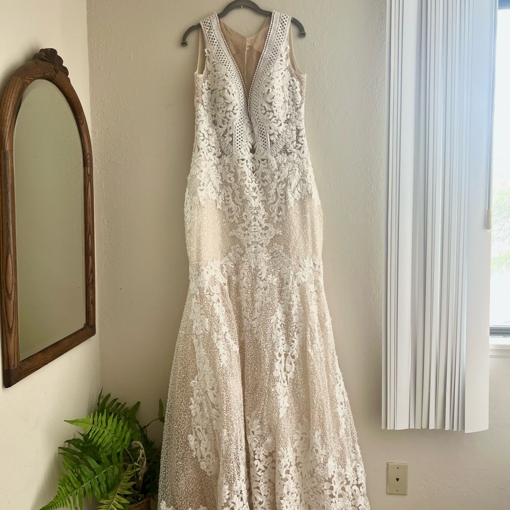 Elegant White Lace/Bead Wedding Gown